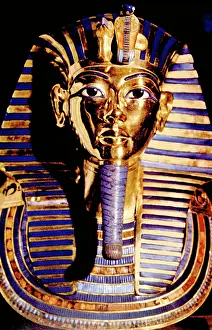 Tutankhamon: The gold mask which covered the head of ?