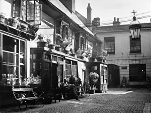 Cornmarket: THE GOLDEN CROSS INN