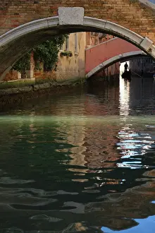 Gondolas: Gondolier heads beneath the Ponte Pasqualigo