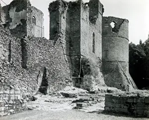 Controlling: Goodrich Castle, Herefordshire