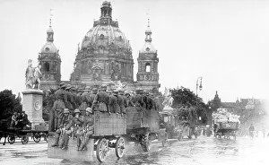 Announcement: Government troops in front of the Berlin Cathedral