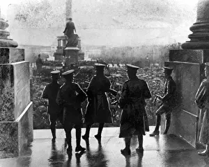 Protesters: Government troops at the Reichstag, 1918