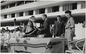 Rennie: Governor receiving casket from Mayor, Mauritius