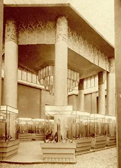 Cabinets: At the Grand Palais
