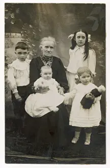 Grandchildren: GRANDMOTHER/4 CHILDREN