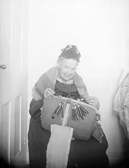 Grannie: GRANNIE MAKES LACE