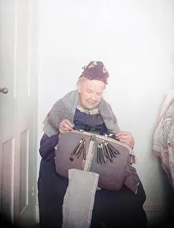 Grannie: GRANNIE MAKES LACE