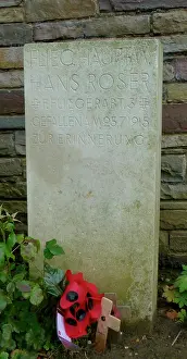 Ieper: Grave, Flieg.Hauptmann Hans Roser, Sanctuary Wood CWGC