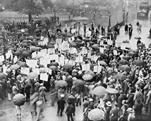Recession: The Great Depression. A crowd of depositors ?