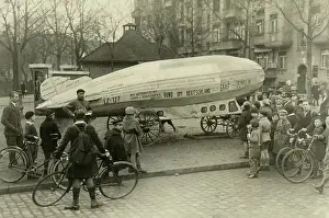 Homemade: Great Depression: unemployed people with a Zeppelin model, 1