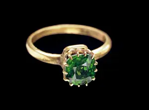 Nesosilicate: Green demantoid garnet