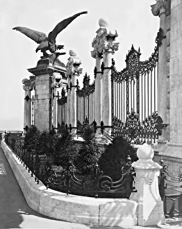 Forming: Grid of the Royal Palace in Budapest, 1937