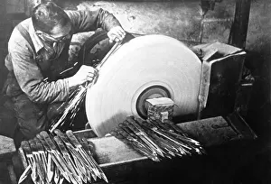 Sharpens: Grinding of bayonets in Solingen, 1940