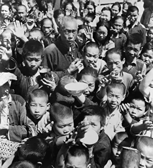 Hunan: Group of children and adults begging for ?