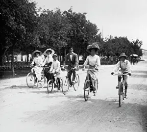 Cascine: Group of people on bicycles