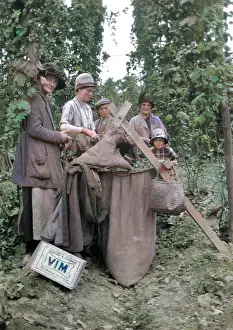 Paddock: A group of people hop picking in Kent