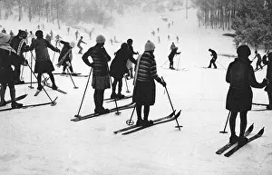 Skiis: A group of people skiing