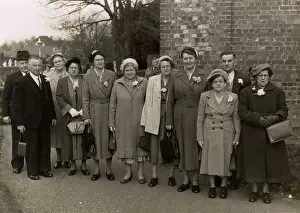Sensible: Group photo of middle-aged wedding guests