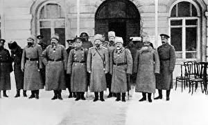 Amidst: Group picture of a conference in the headquarters 1916