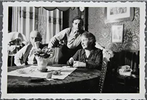 Dezember: Group portrait of an elderly Viennese