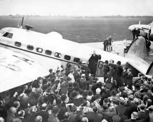 Daladier: A group of spectators say farewell to the British