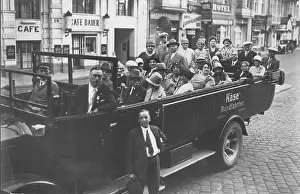 Transp: A group of tourists on a guided tour of Berlin in the 30s