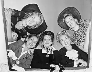 Suave: Group of women looking down from a ship