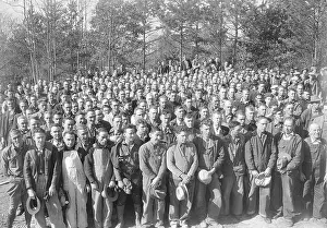 Tennessee: A group of several hundred workers during