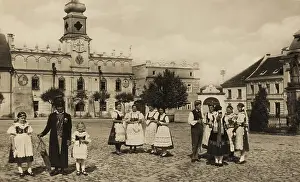 Plazas: Groups in traditional Czech costumes