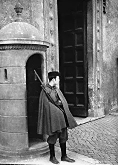 Venezia: Guard in front of the Palazzo Venezia in Rome, 1931