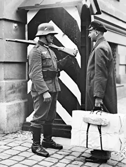 Sentry: Guard and recruit talking, 1936