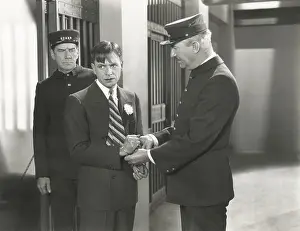 Fasten: Guard removing handcuffs from prisoner