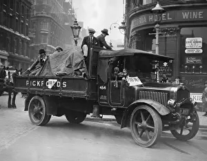 Smithfield: Guarded delivery to the Smithfield Market in London, 1920/30
