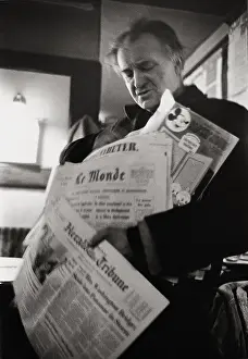 Hawelka: Guest in Cafe Hawelka with newspapers