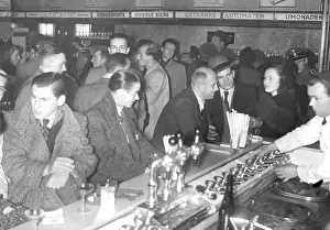 Entertaining: Guests at a bar in Berlin, 1939