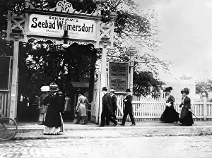 Wilmersdorf: Guests pass through the entrance gate to Schramm's