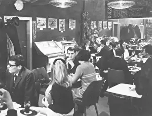 Espresso: Guests in a Viennese espresso