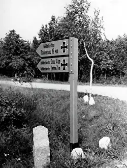 Signpost: Guidepost showing the way to the military cemeteries for the