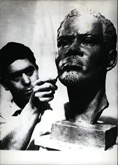 Finishes: Gumer Muametshin with sculpture of Lumamba of Congo