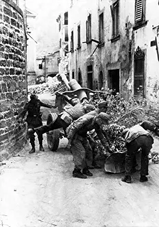 Feldhaubitze: The gun crew brings a field howitzer (10.5 cm Feldhaubitze