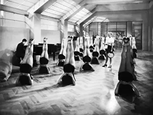 Friedl: Gymnastics lesson in Millionenerbschaft, 1937