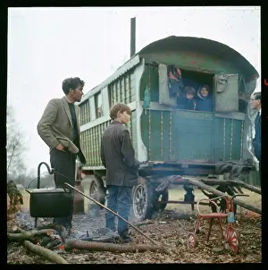 Romany: GYPSY FAMILY & CARAVAN