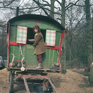 Romany: GYPSY WOMAN ON CARAVAN