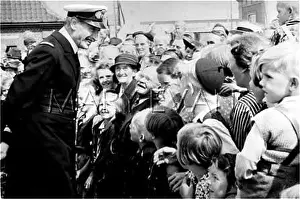Walkabout: HAAKON VII & CROWD