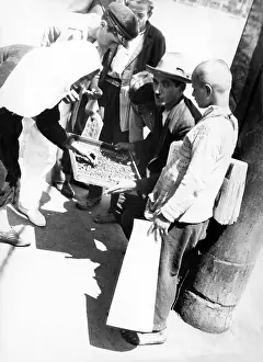 Haggling: HAGGLING OVER JEWELLERY