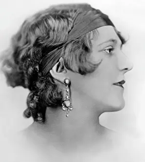 Earring: Hairstyle, 1920s