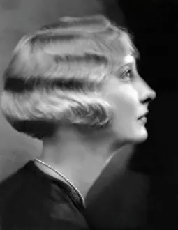 Eaton: Hairstyle, 1922