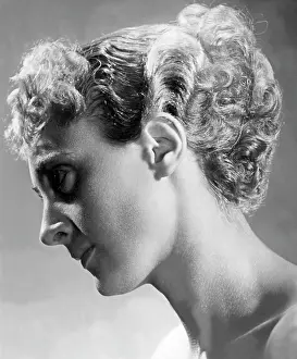 Coiffure: Hairstyle, 1930s
