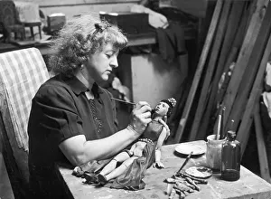 Budding: HAND-PAINTING A PUPPET