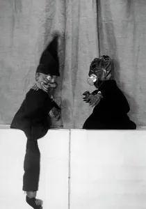 Sovereignty: Hand puppet show with gas mask, 1933